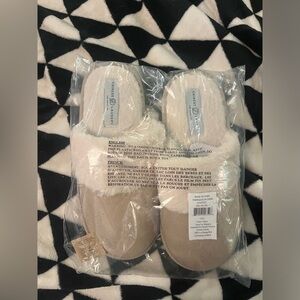Chinese Laundry Women's Faux Fur Beige Slipper Size L/XL. Sealed New.